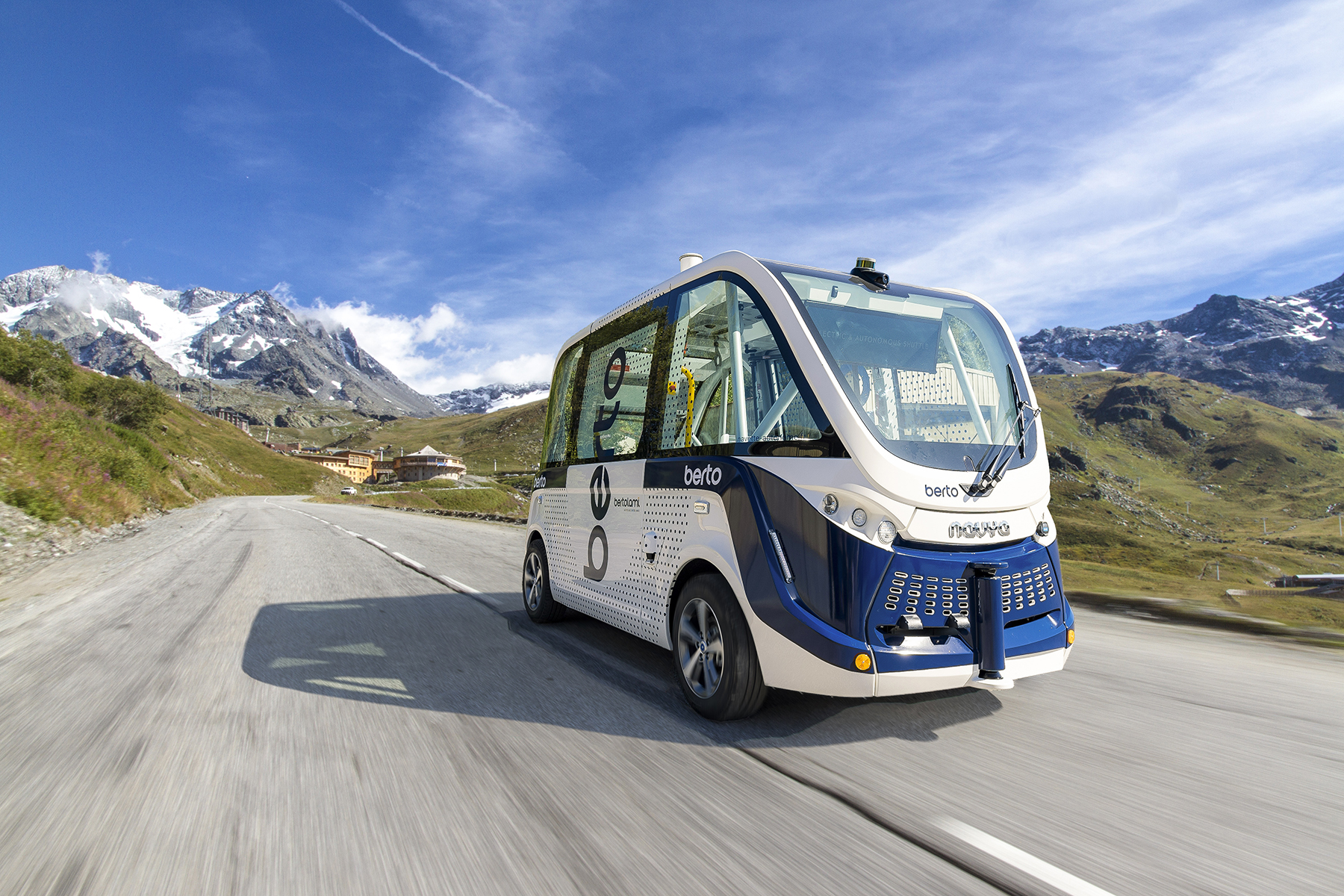 Navette autonome sur une route de montagne