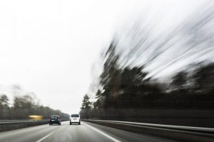 Voiture sur la route des vacances avec effet flou dû à la vitesse