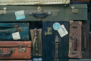 Valises en cuir avec étiquettes pour le voyage