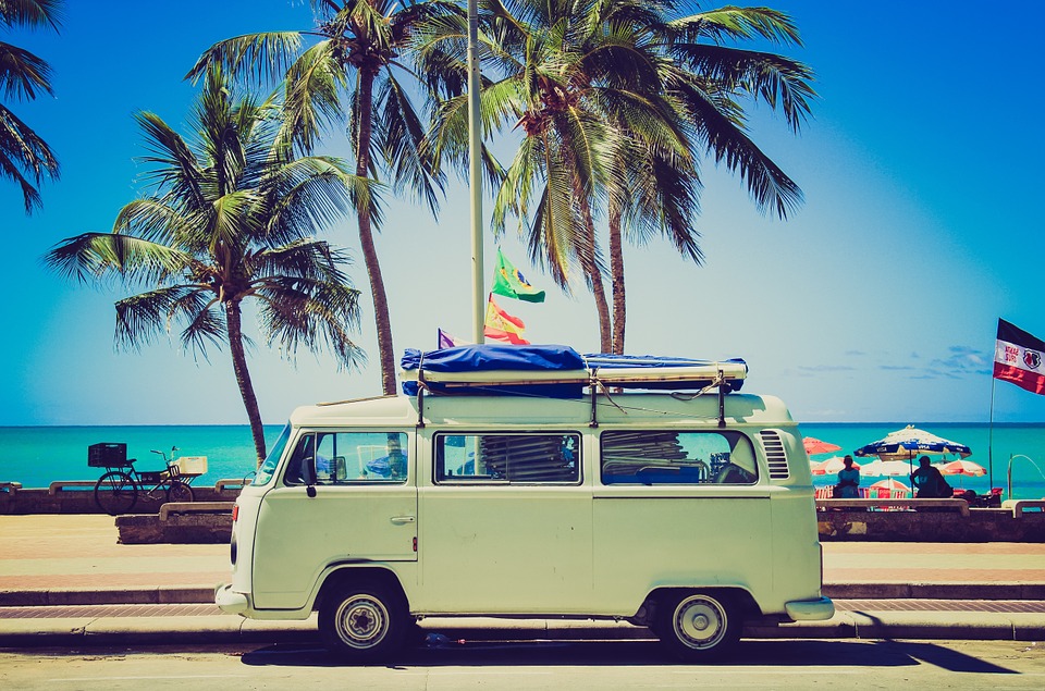 Van vert clair vacances devant palmiers à la plage