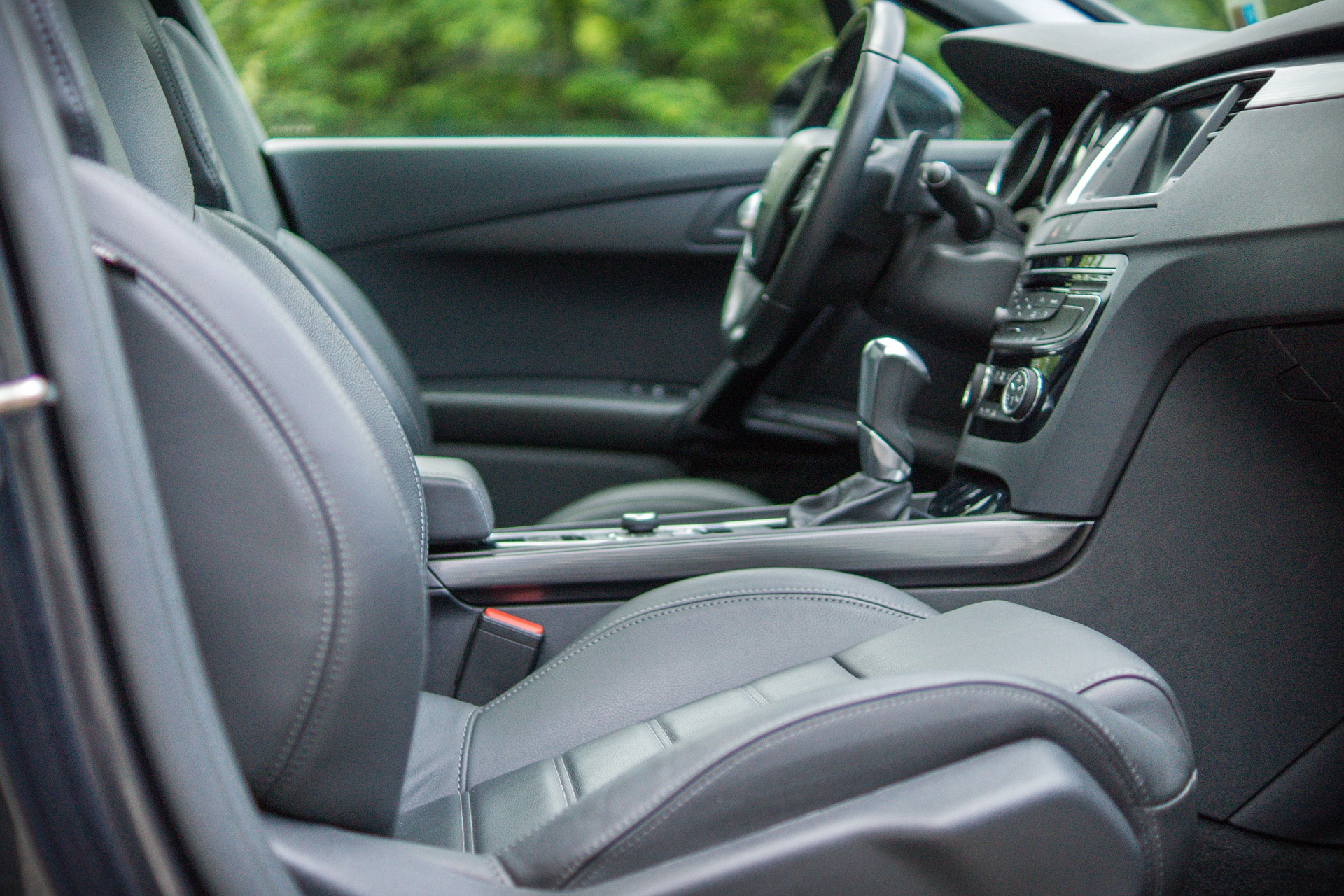 Intérieur d'une voiture noir et gris