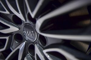 Zoom logo de la marque Audi sur une roue de voiture