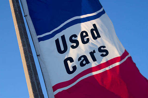 Drapeau avec l'inscription "Used Cars", soit "Voitures d'occasion"