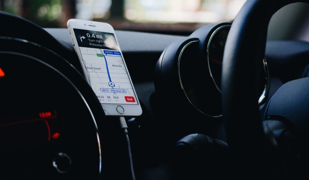 Téléphone blanc en train de charger en voiture